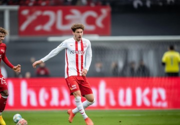 莱比锡2-1斯图加特半场比分:西蒙斯脚后跟破门惊艳!